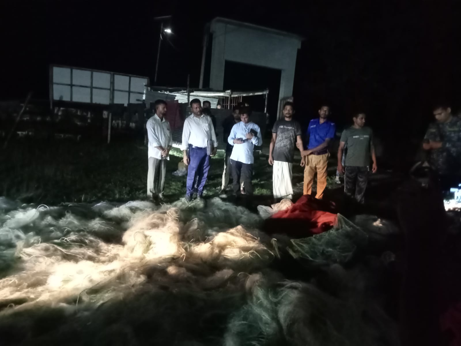নৌ বাহিনীর অভিযানে ভোলা মনপুরায় বিপুল পরিমাণ অবৈধ কারেন্ট জাল জব্দ করা হয়