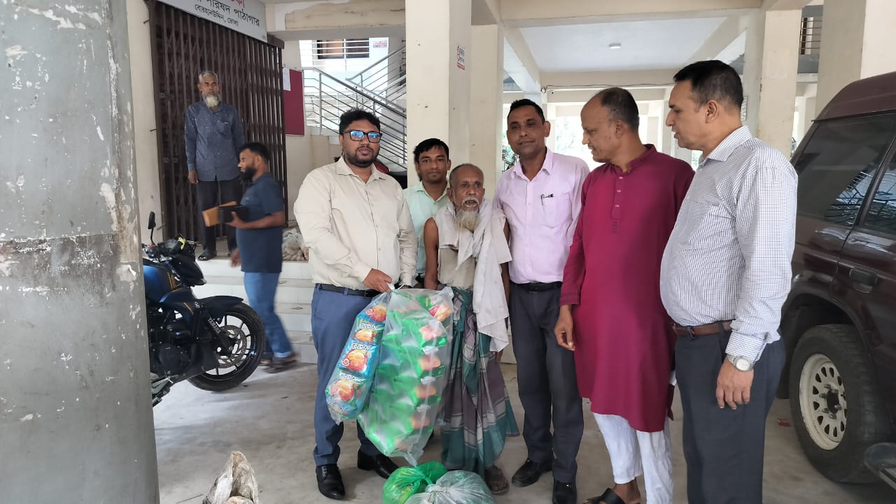 বোরহানউদ্দিনে দারিদ্র্য দূরীকরণে নতুন দিশা; ইউএনও’র তত্ত্বাবধানে ভ্যান ও চায়ের দোকান পেলেন ৫ জন