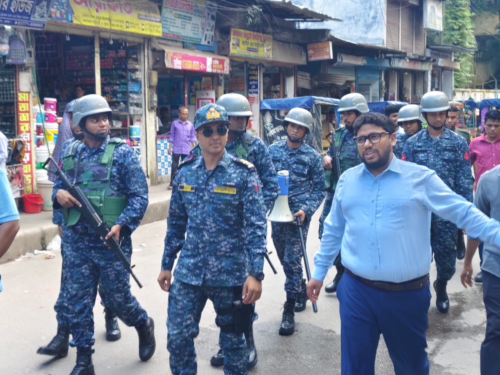 বোরহানউদ্দিনে ভ্রাম্যমাণ আদালতের অভিযান: ৪ প্রতিষ্ঠানকে জরিমানা, অগ্নিকাণ্ডে ক্ষতিগ্রস্ত পরিবারকে সহায়তা