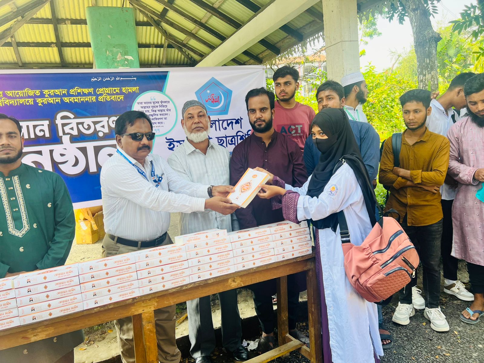 বোরহানউদ্দিনে ছাত্রশিবিরের উদ্যোগে অনুবাদসহ পবিত্র কুরআন বিতরণ