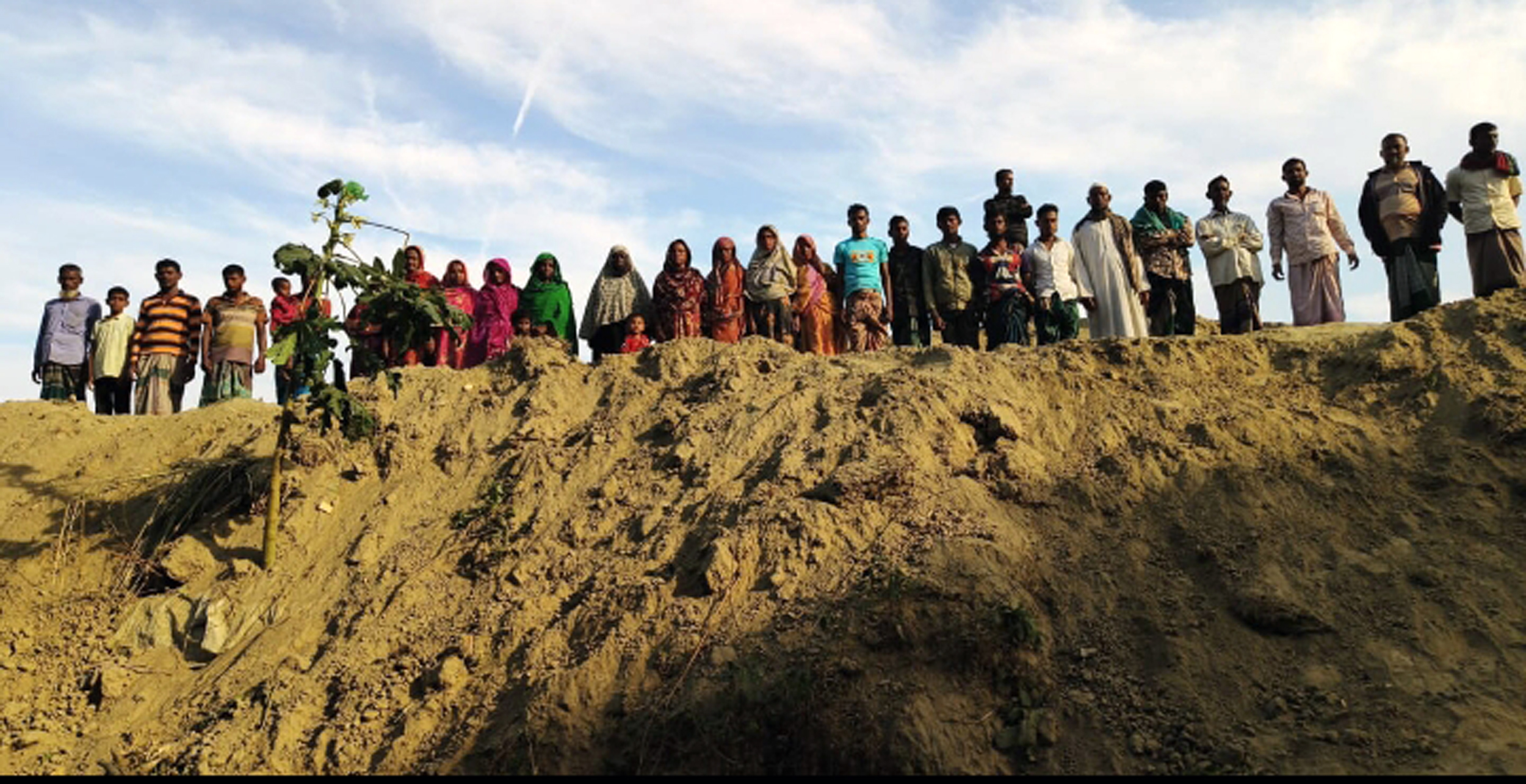 অপরিকল্পিত কাজের খেসারত: তজুমদ্দিনে পাউবো ও ঠিকাদারের দায়ে ঘরহারা শত শত পরিবার