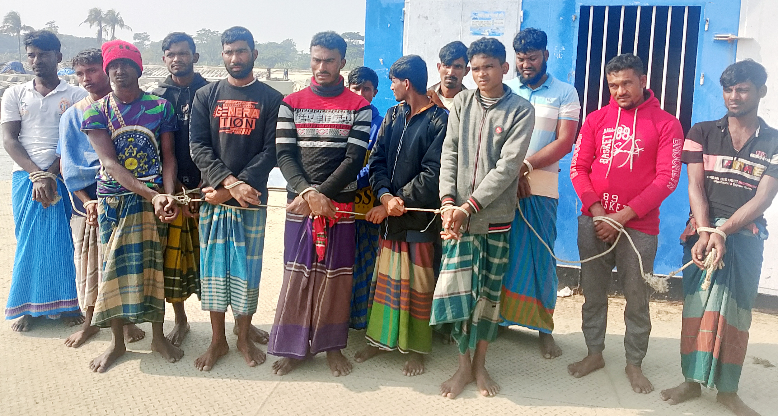 তজুমদ্দিনে অবৈধ চাইসহ ১৩ জেলে  আটক