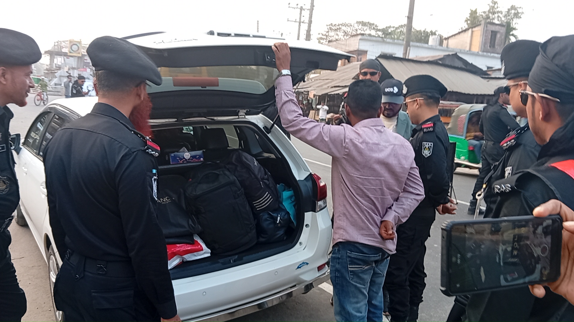 সুস্থ নির্বাচনের লক্ষে বোরহানউদ্দিনে র‍্যাব এর কঠোর নজরদারি- তল্লাশি