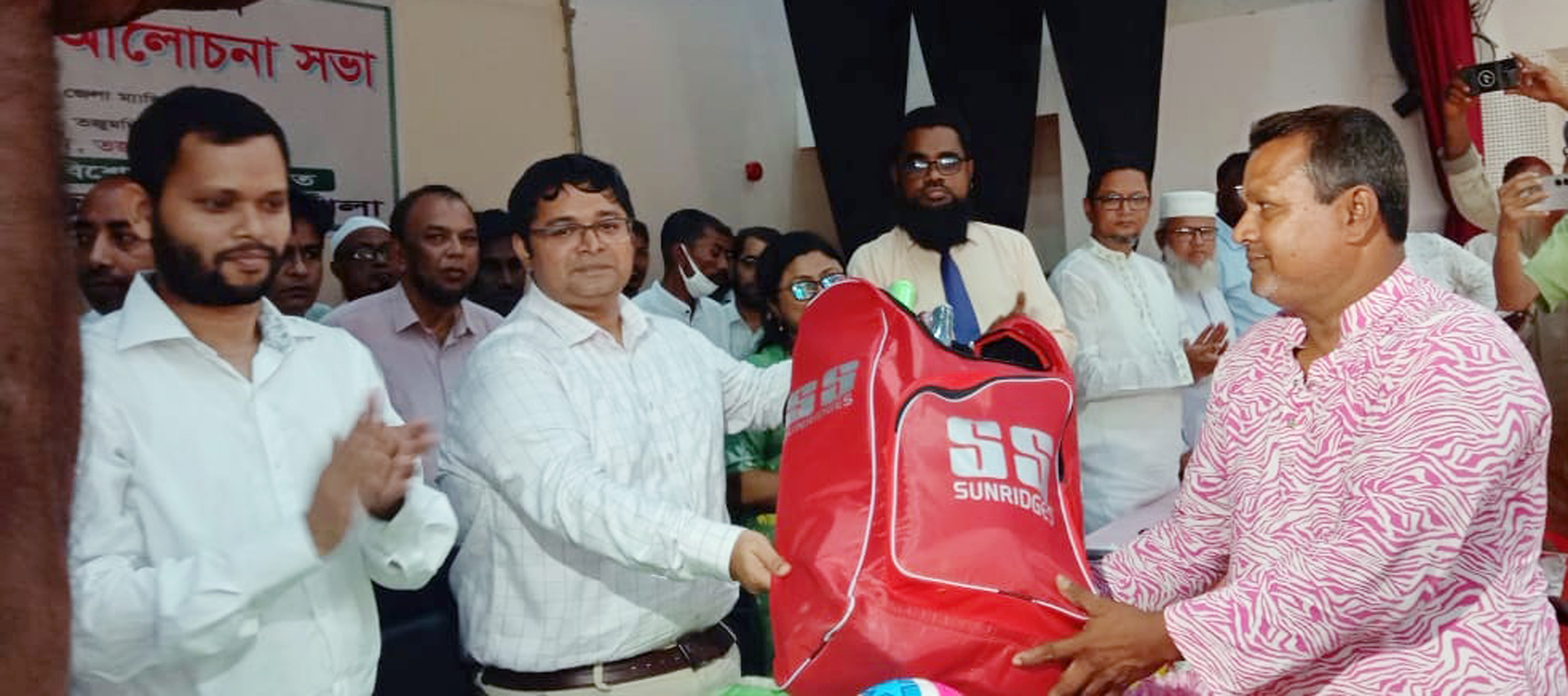 শিক্ষার্থীদের শারীরিক ও মানসিক বিকাশে নতুন উদ্যোগ তজুমদ্দিনে শিক্ষা প্রতিষ্ঠানে ক্রীড়া সামগ্রী বিতরণ