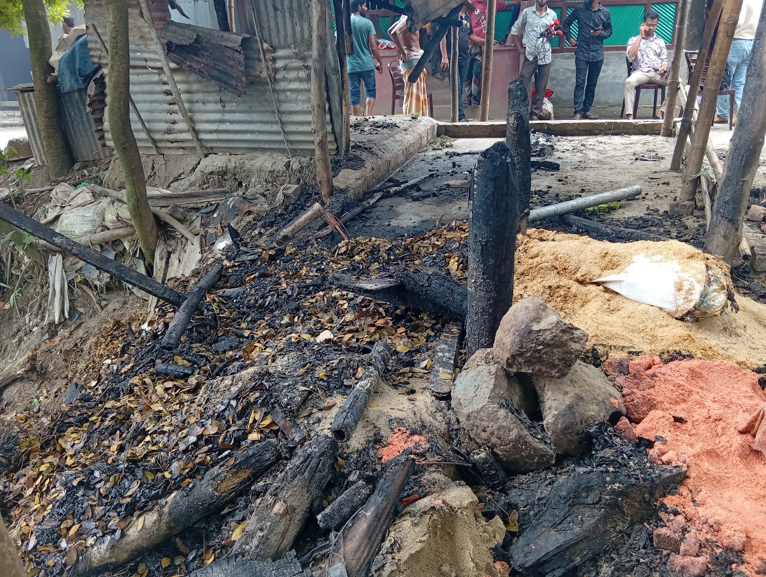 বোরহানউদ্দিনে গরুর ঘরে অগ্নিসংযোগের অভিযোগ, অল্পের জন্য রক্ষা পেল গরু