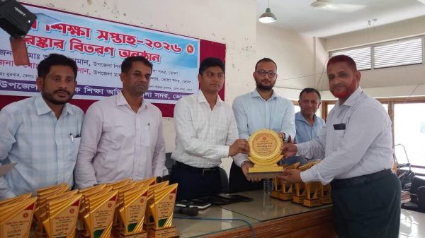 ভোলায় মাধ্যমিক স্তরে শ্রেষ্ঠ প্রধান শিক্ষক হিসেবে মিঠু পেলেন সম্মাননা