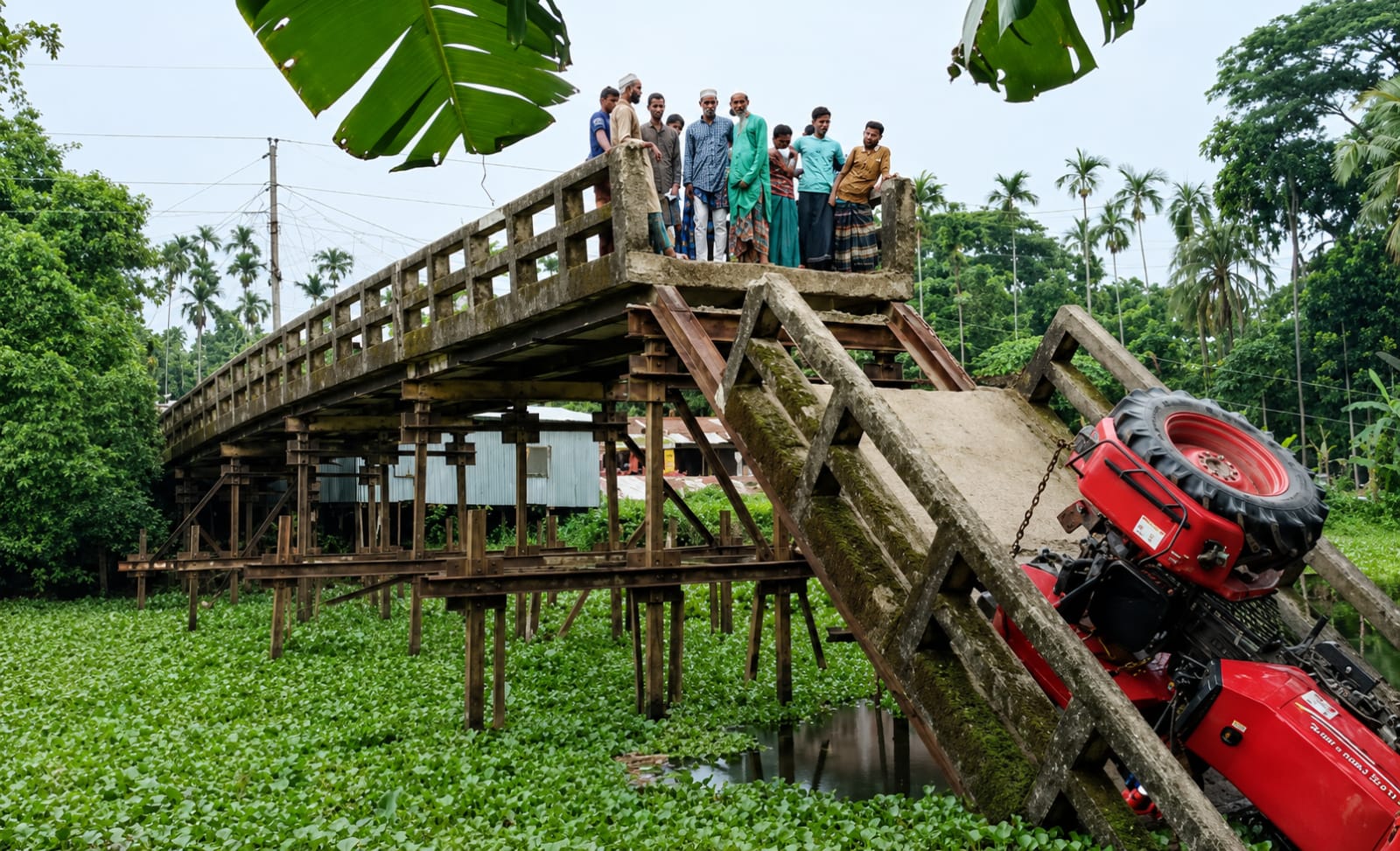 লালমোহনে ব্রিজ ধসের ট্র্যাজেডি: ট্রাকচালক নিহত, হেলপার আহত