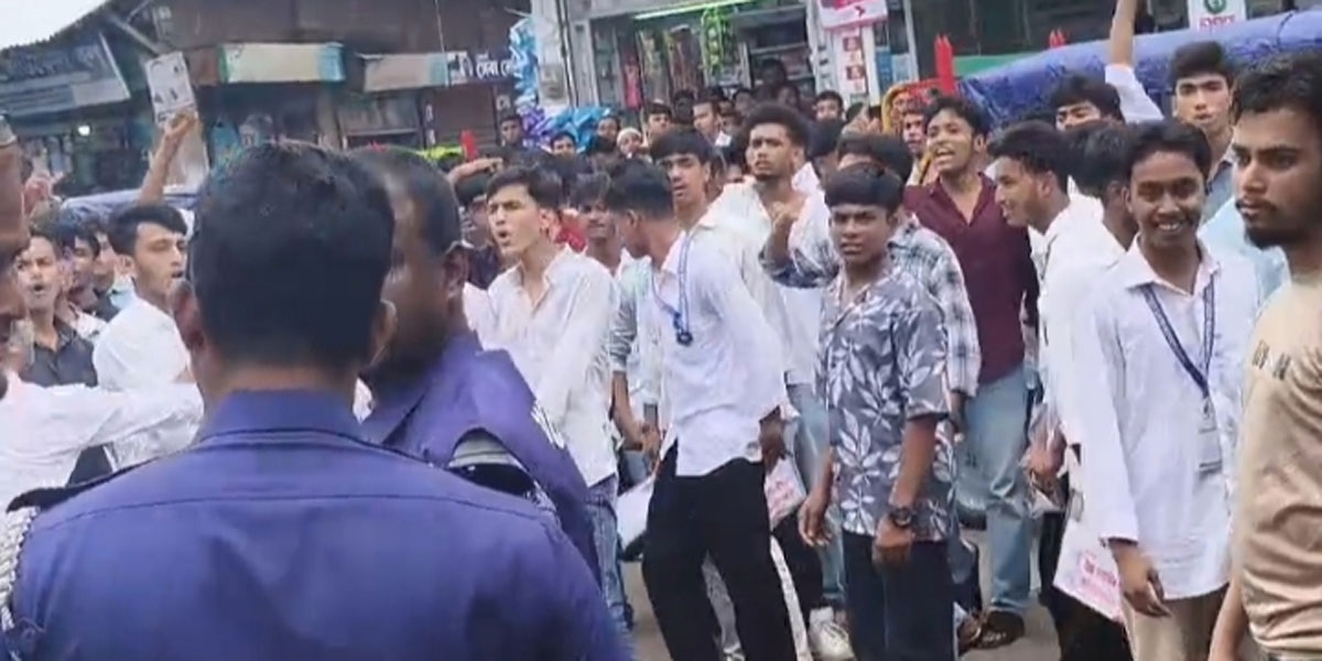 চরফ্যাশনে এইচএসসি কেন্দ্র ঘিরে সংঘর্ষ: লাঠিচার্জ, টিয়ারশেল, আহত ১০