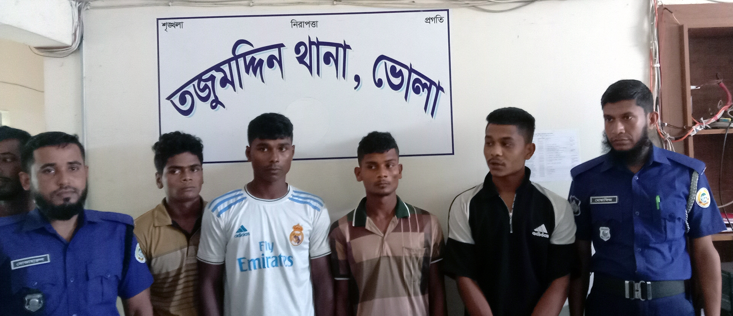 তজুমদ্দিনে মিথ্যা অপবাদে নারী-পুরুষের গলায় জুতার মালা দিয়ে হেনস্তা মামলা দায়ের গ্রেপ্তার-৪
